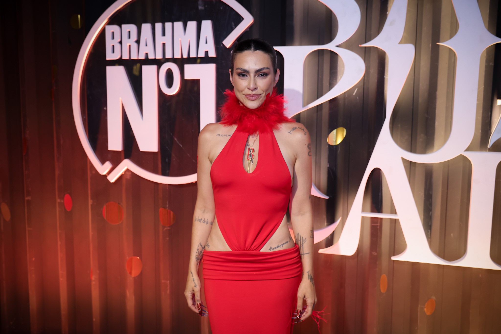 Com body ultracavado, Cleo deixa tatuagens à mostra