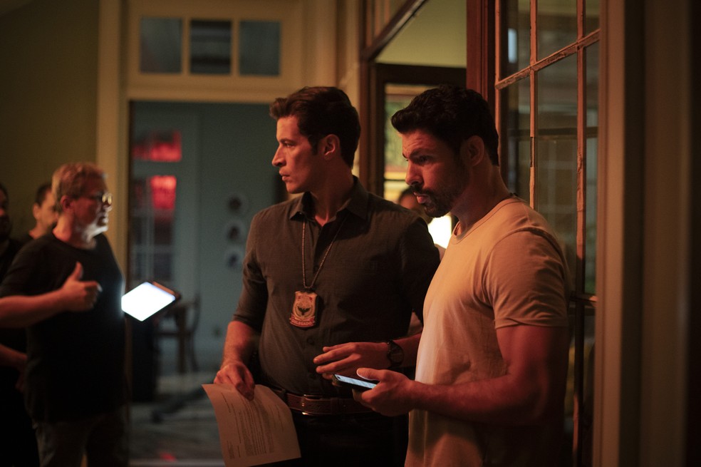 Marino (Leandro Lima) entra na sala com Caio e Aline (Barbara Reis) com um mandado de busca e apreensão — Foto: Gshow/Rapha Dias