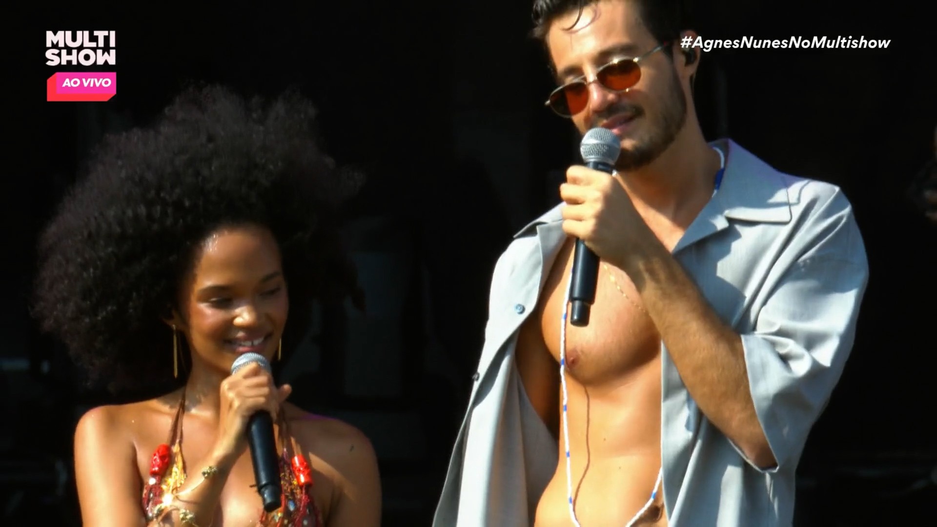 De camisa aberta, Tiago Iorc dança coladinho com Agnes Nunes e web comenta shape: 'Gostoso'