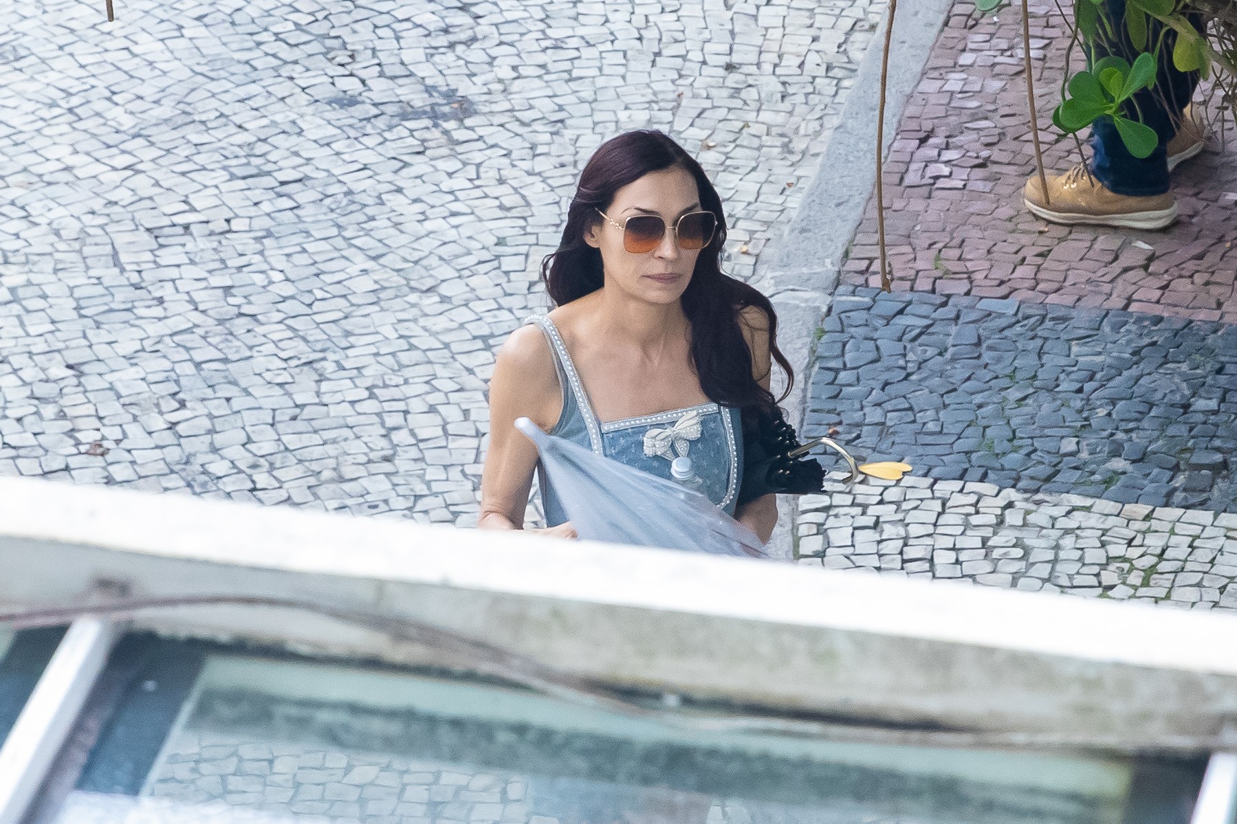 Estrela de 'X-Men', Famke Janssen passeia pelas ruas de Copacabana