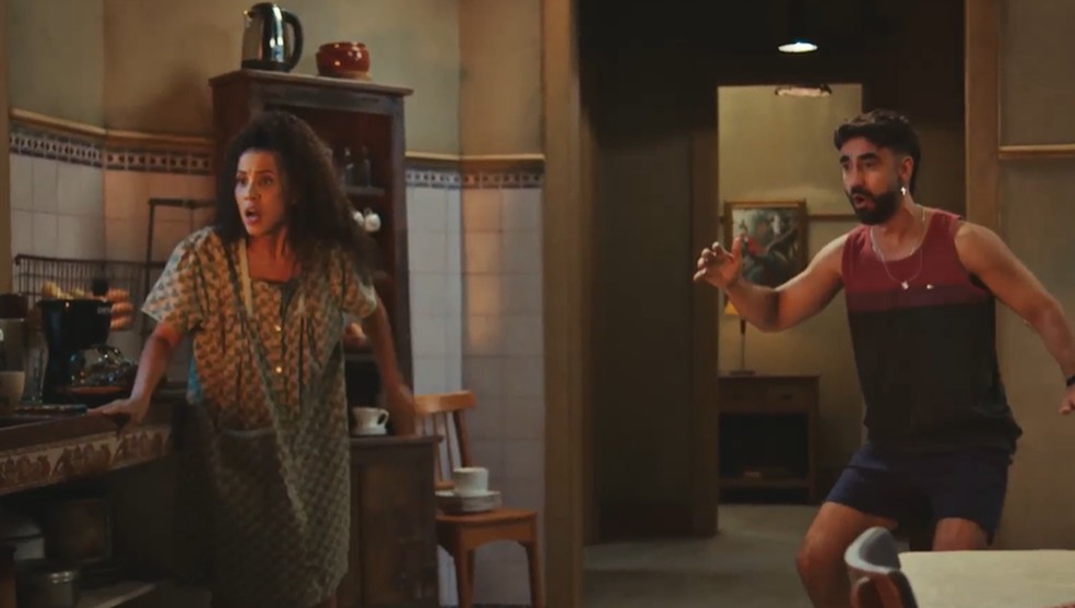 Ao ouvir os gritos de Andrômeda, Chicão irá se deparar com a cozinha da casa da tia em chamas — Foto: Reprodução/TV Globo