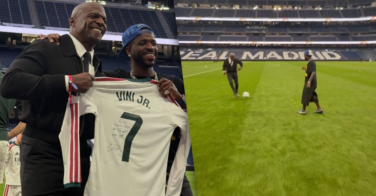 Vini Jr. e Terry Crews jogam bola no gramado do Santiago Bernabéu