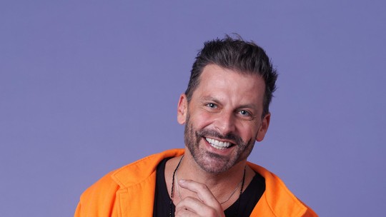 Henri Castelli, do BBB 26, já foi confundido com astro de Hollywood e tem tatuagem para time do coração