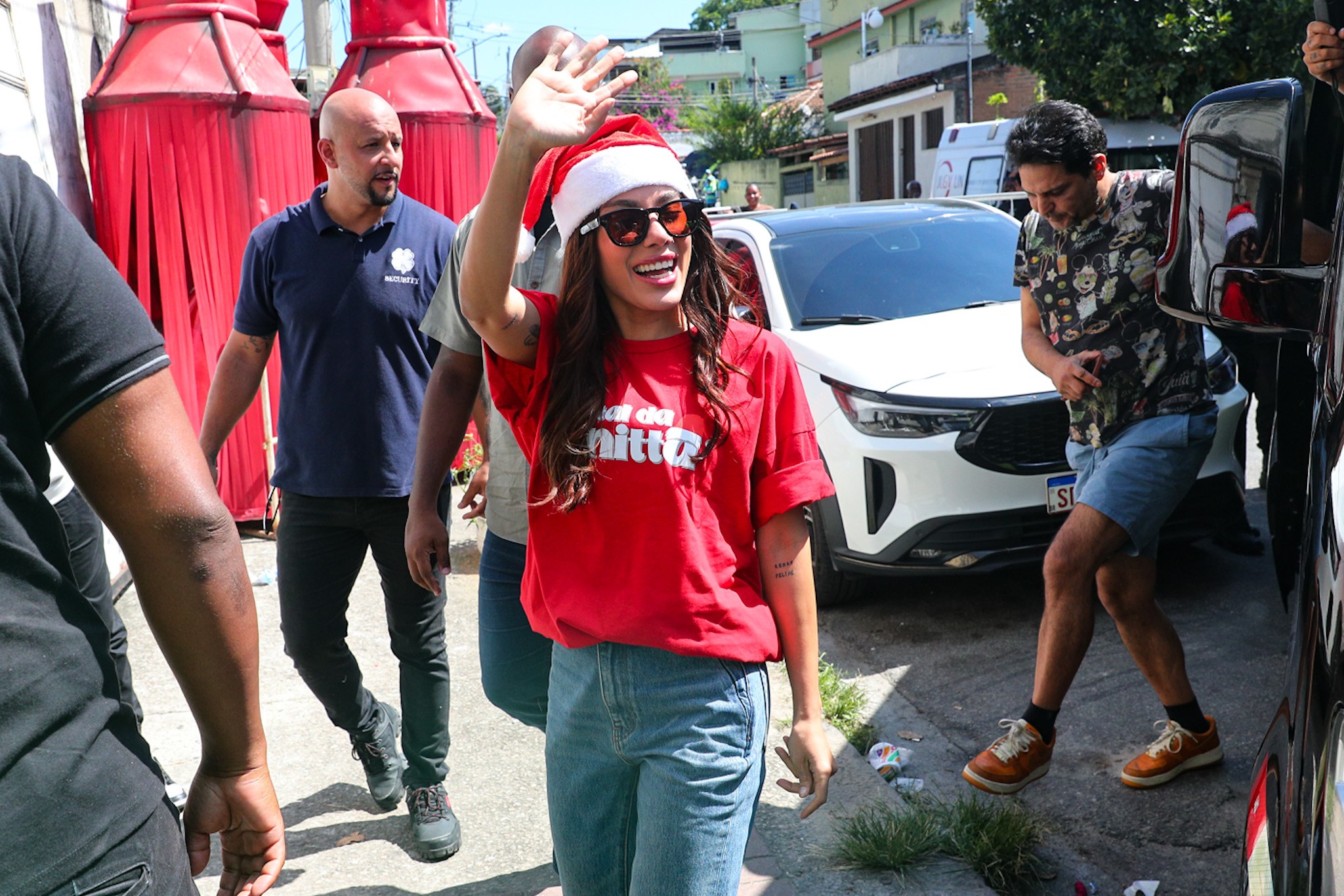Da neve para Honório Gurgel, Anitta distribui cestas de Natal após férias