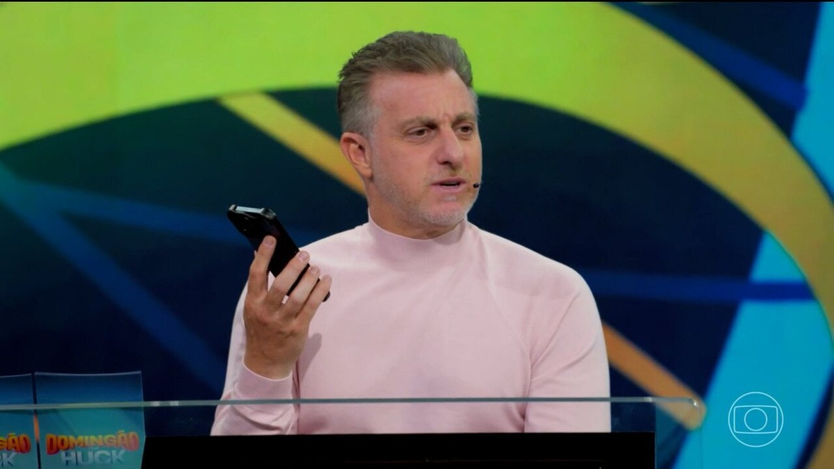 Luciano Huck atende ligação do filho Joaquim durante Domingão