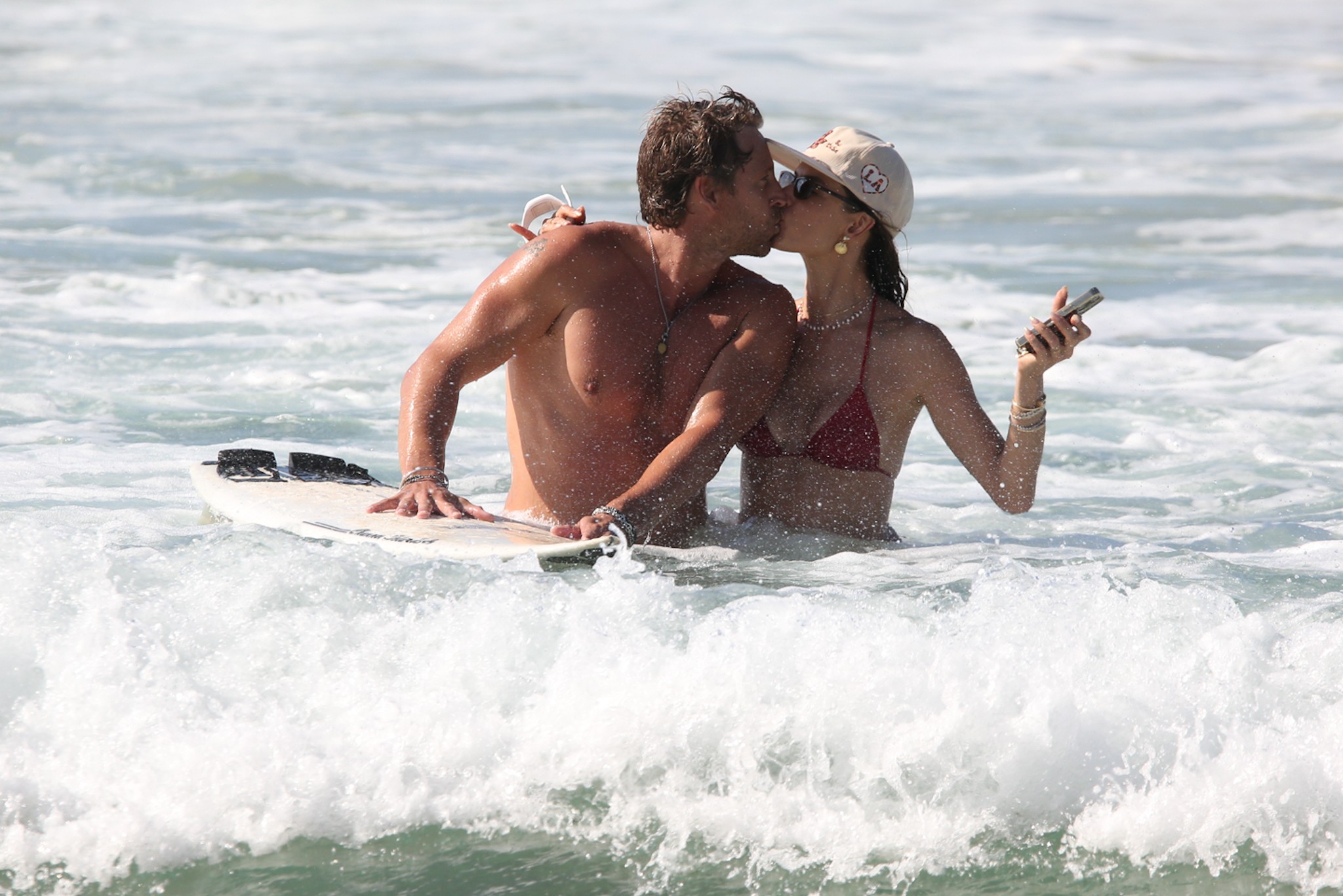 Alessandra Ambrosio e namorado beijam muito em praia de Fernando de Noronha