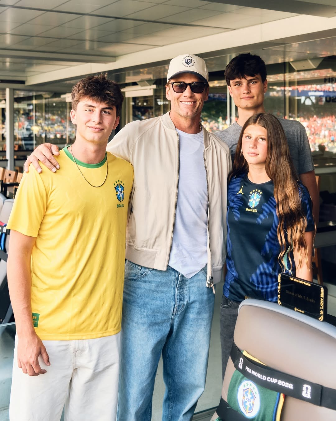 Tom Brady abre álbum de fotos no jogo da Seleção Brasileira, e altura dos filhos impressiona