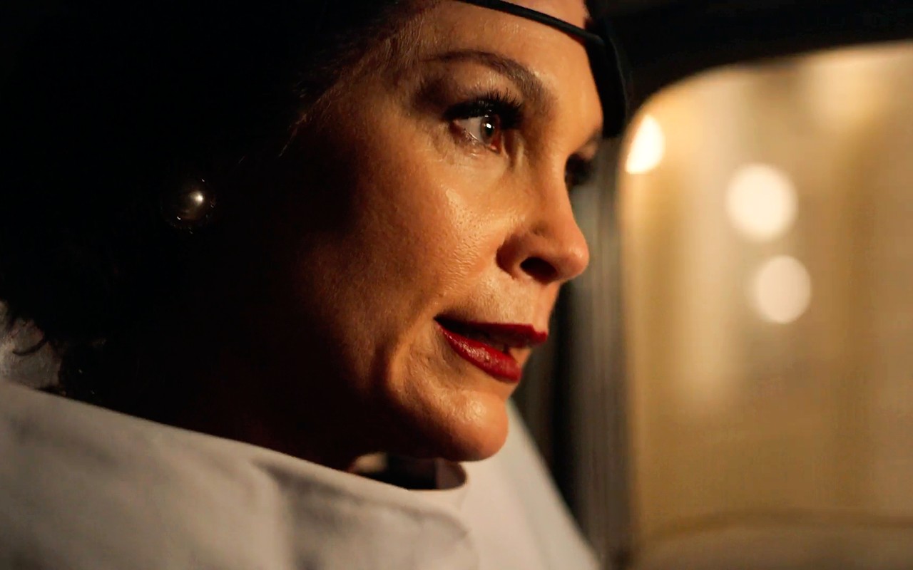 Em Êta Mundo Melhor!, Sandra acelera carro para atropelar Zulma: 'Vai morrer!'