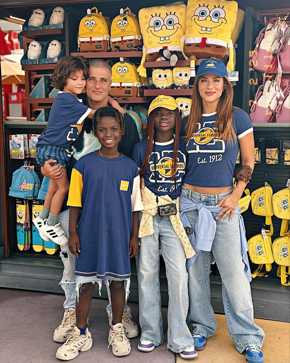 Bruno Gagliasso, Giovanna Ewbank, Titi, Bless e Zyan em Orlando — Foto: Reprodução / Instagram