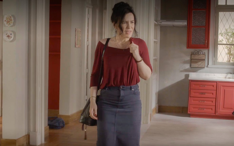 Renée (Maria Clara Spinelli) abre a porta de casa e encontra tudo vazio - Elas por Elas — Foto: Globo