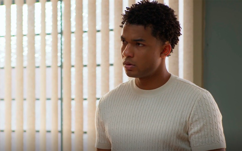 Samuel se surpreende com descoberta no abrigo onde foi adotado pelos Boaz em Dona de Mim — Foto: Globo