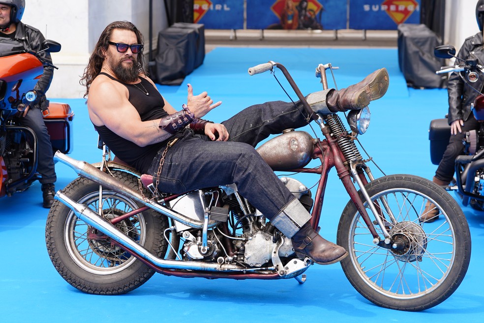 Jason Momoa chega de moto em première de 'Supergirl' — Foto: Reuters