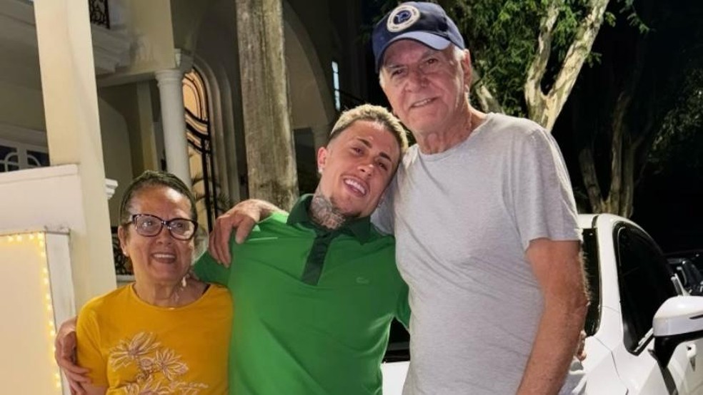 MC Daniel dá carro de presente para os avós às vésperas do Natal 'Família em primeiro lugar' — Foto: Reprodução/Instagram