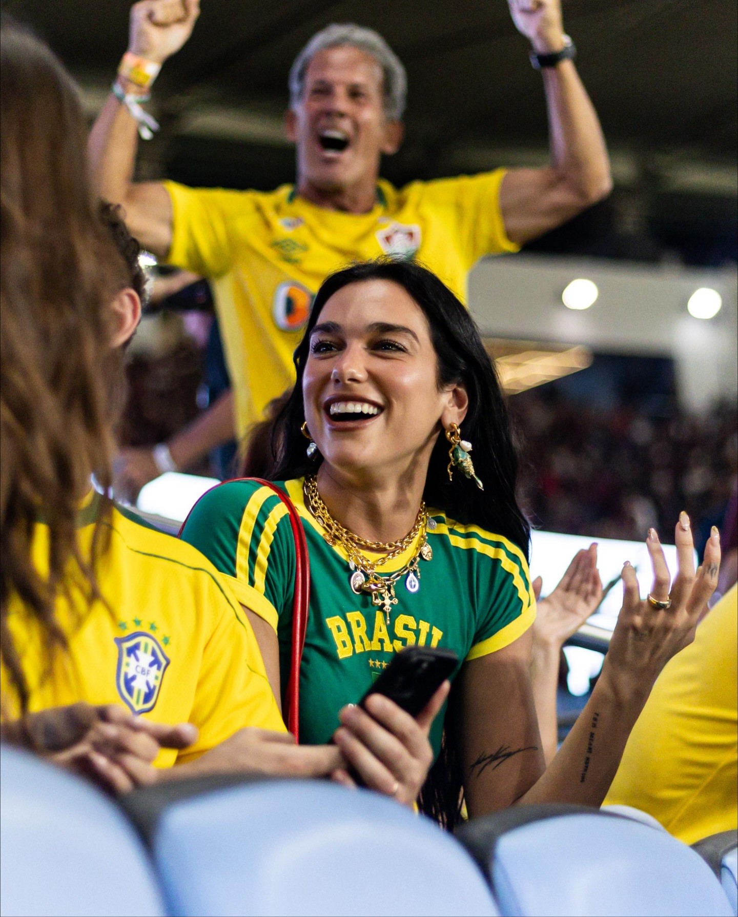 Dua Lipa se diverte no Rio de Janeiro e fãs fazem memes com pique da cantora: 'Sabe viver'