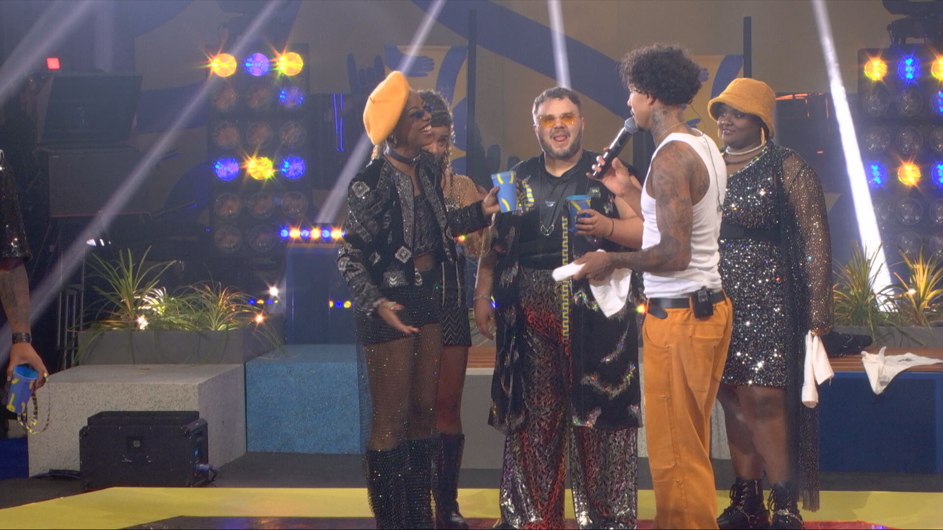 MC Livinho passeia por ritmos musicais de improviso com participantes no Estrela da Casa