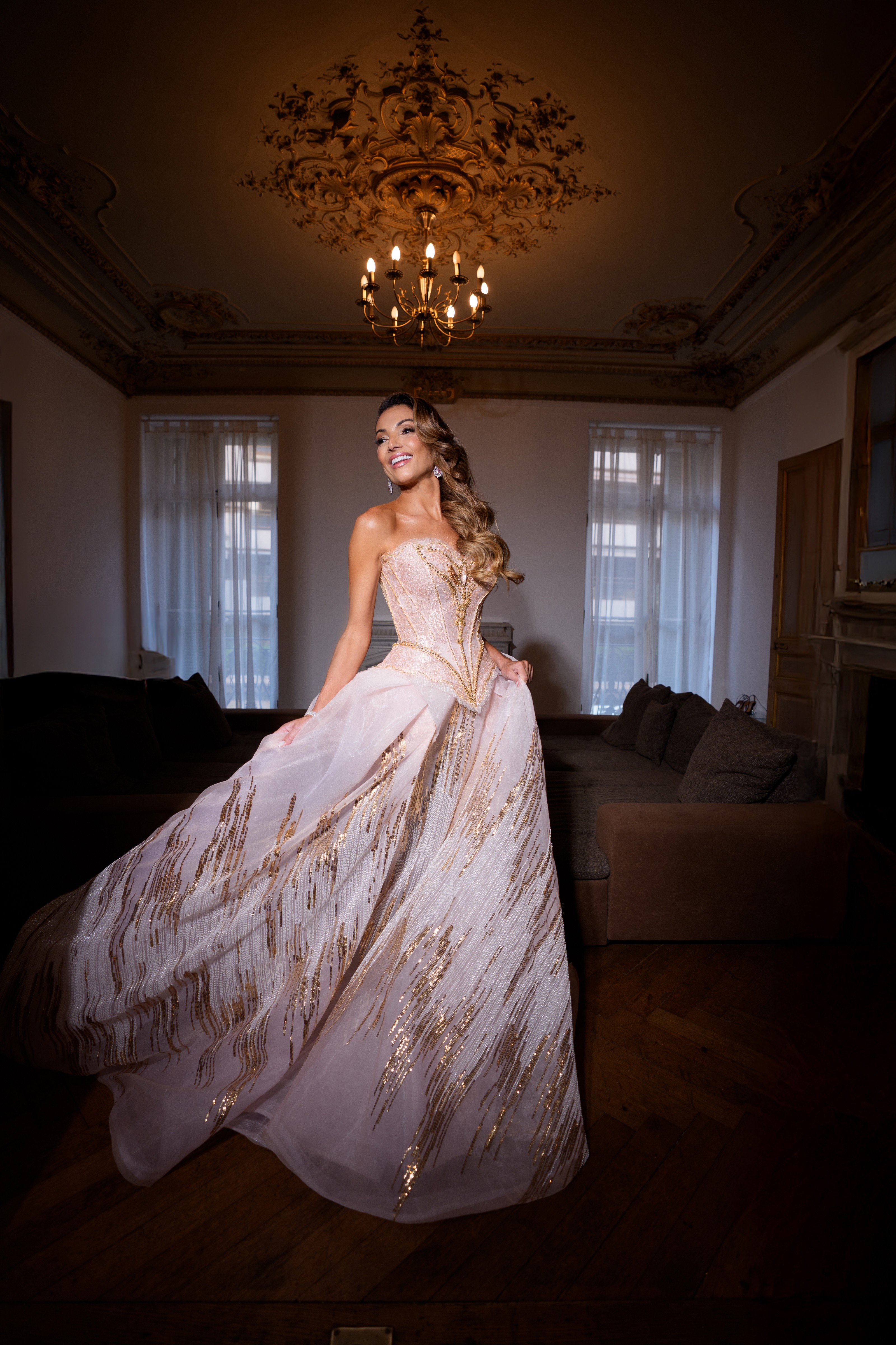 Patrícia Poeta aposta em look deslumbrante para receber prêmio em Cannes