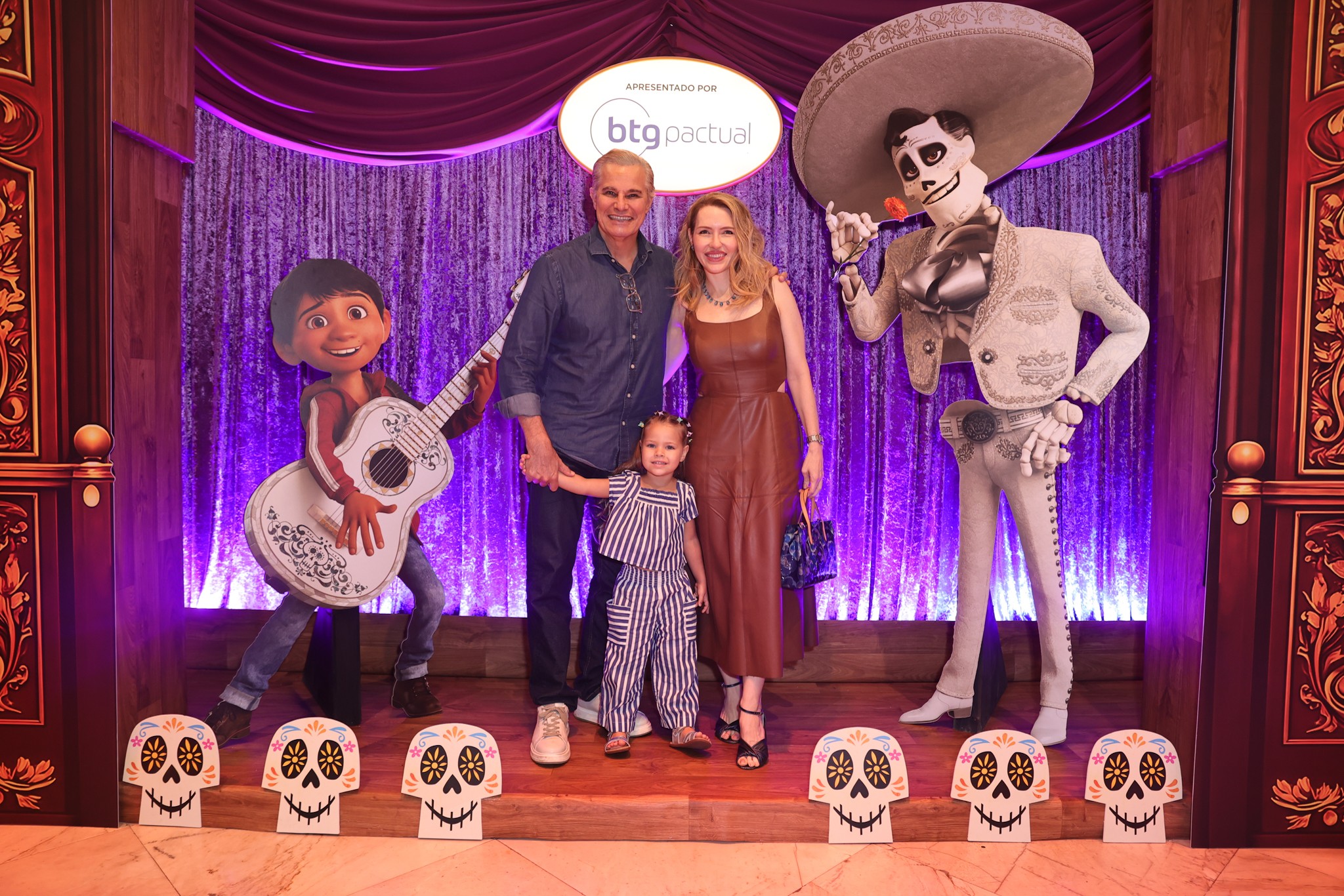 Edson Celulari marca presença em musical de 'Viva: a Vida é uma Festa' com a esposa e a filha