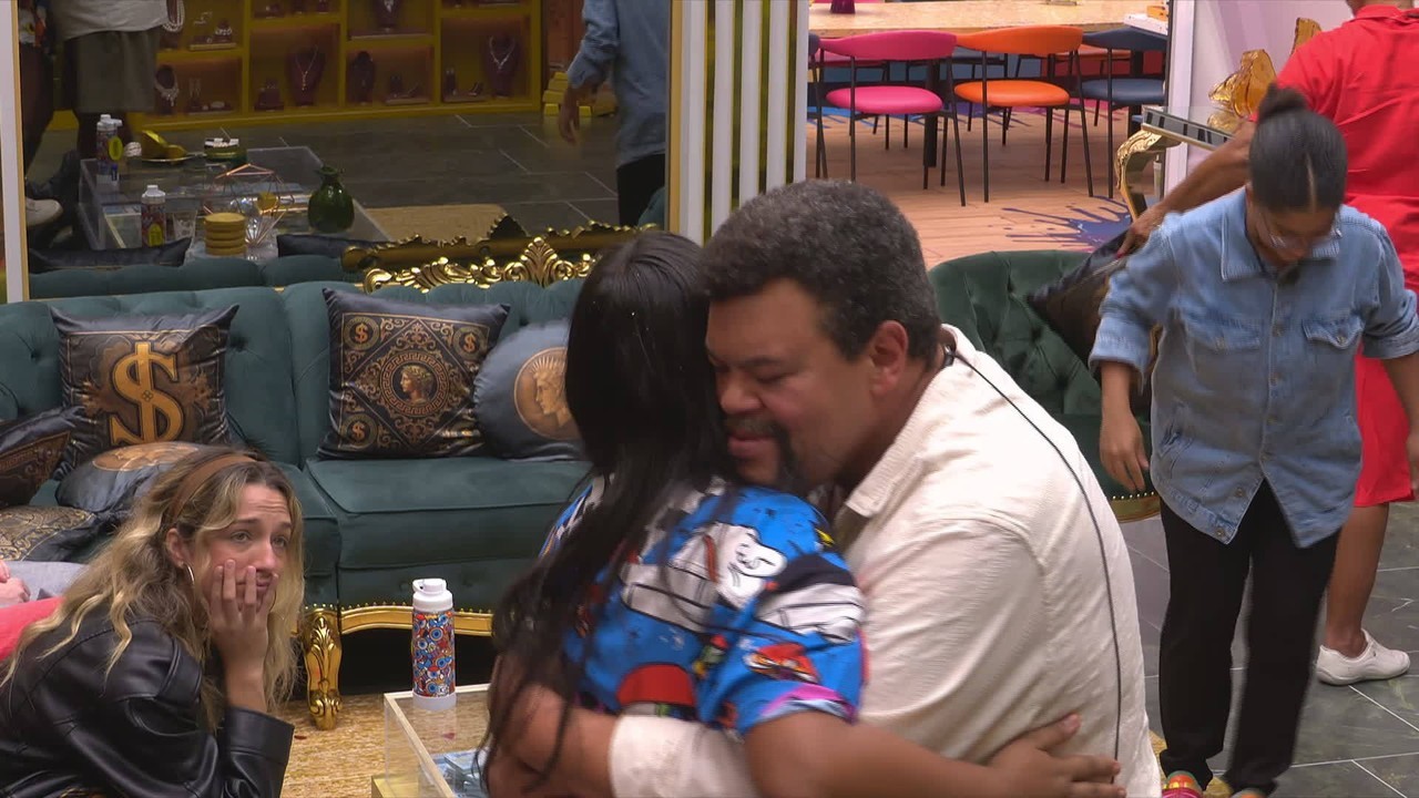 Chaiany chora abraçada com Babu Santana, que a tranquiliza: 'Você vai ficar'