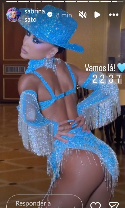 Sabrina Sato faz jornada dupla de desfiles com bumbum à mostra em look azul