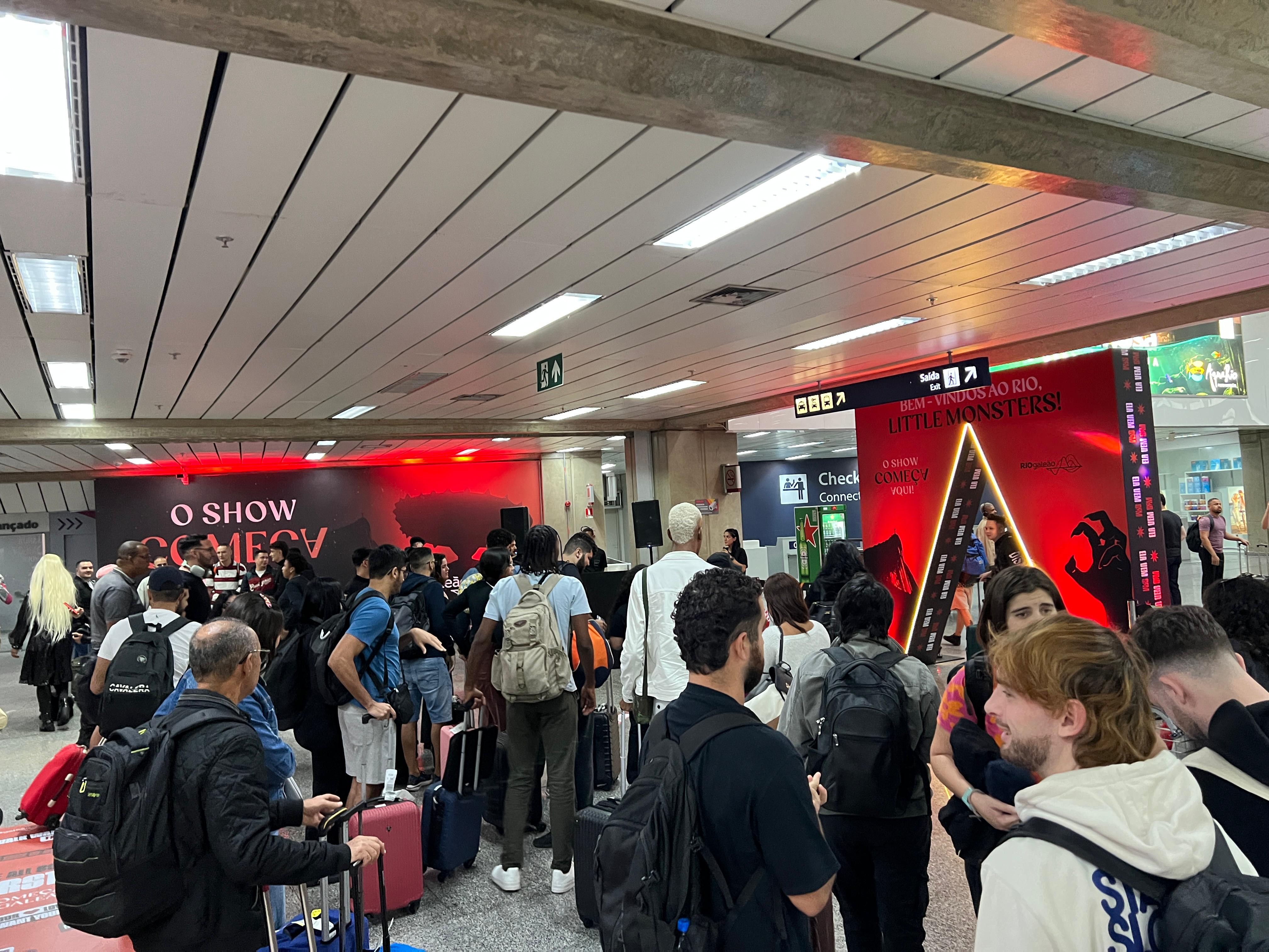Em aeroporto do Rio, fãs de Lady Gaga são recebidos com performances de dança e até tatuagens; veja