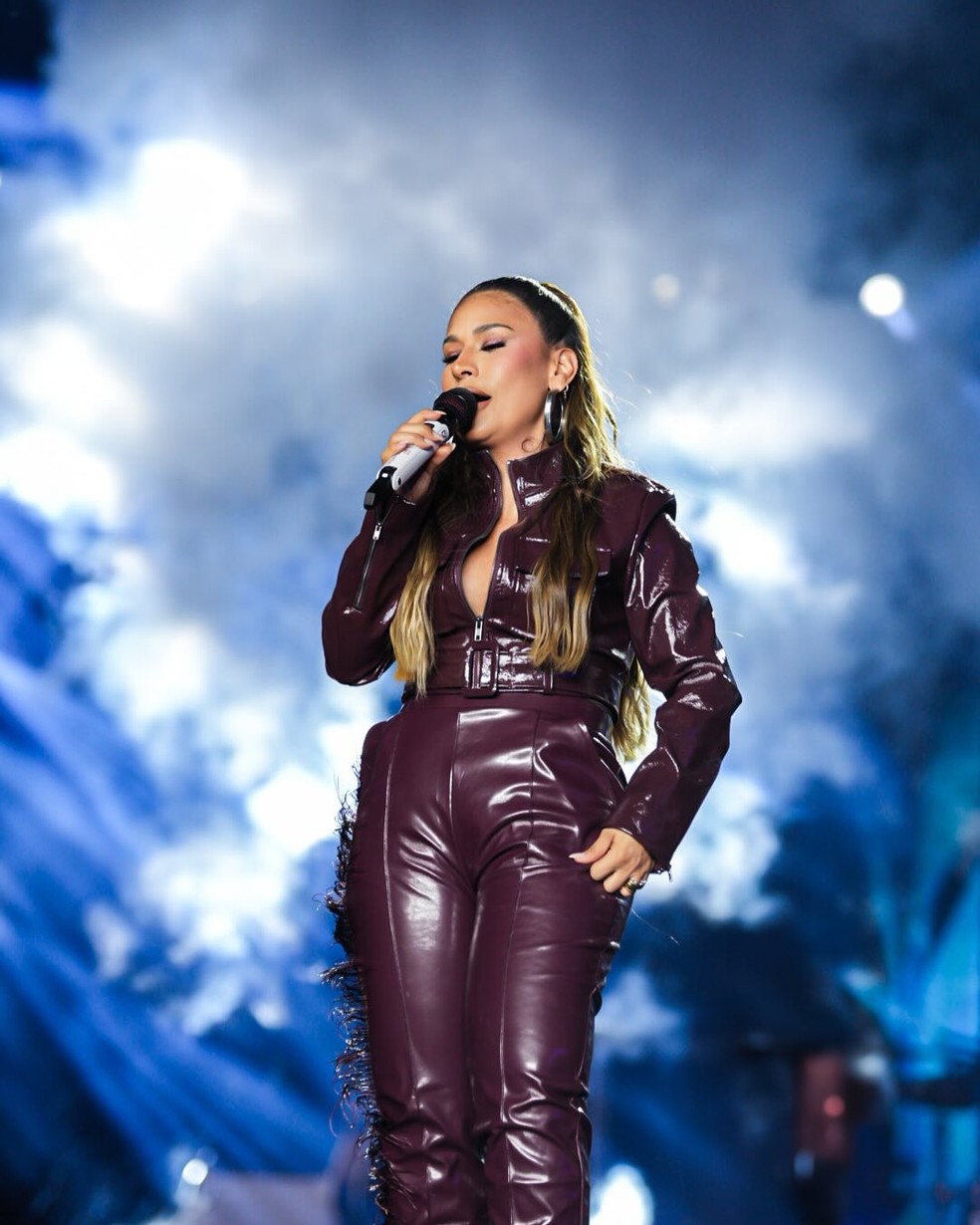 Após perder 30kg, Simone Mendes arrasa com look de couro em show na ExpoLondrina — Foto: Instagram/ExpoLondrina