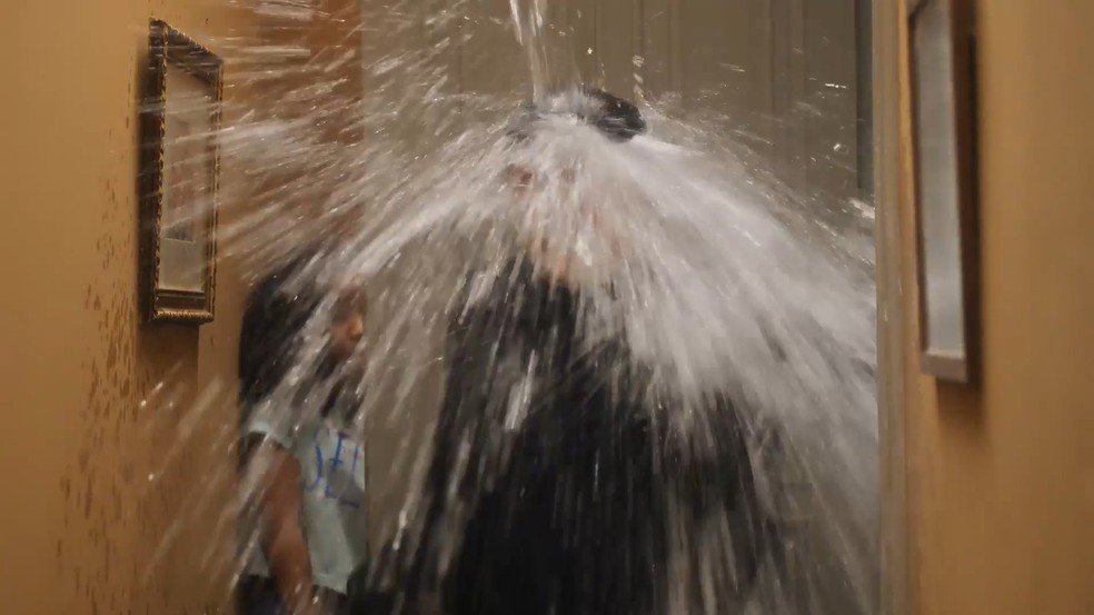 Entre as armadilhas, as crianças colocam balde d'água em cima da porta em 'Vai na Fé' — Foto: Globo