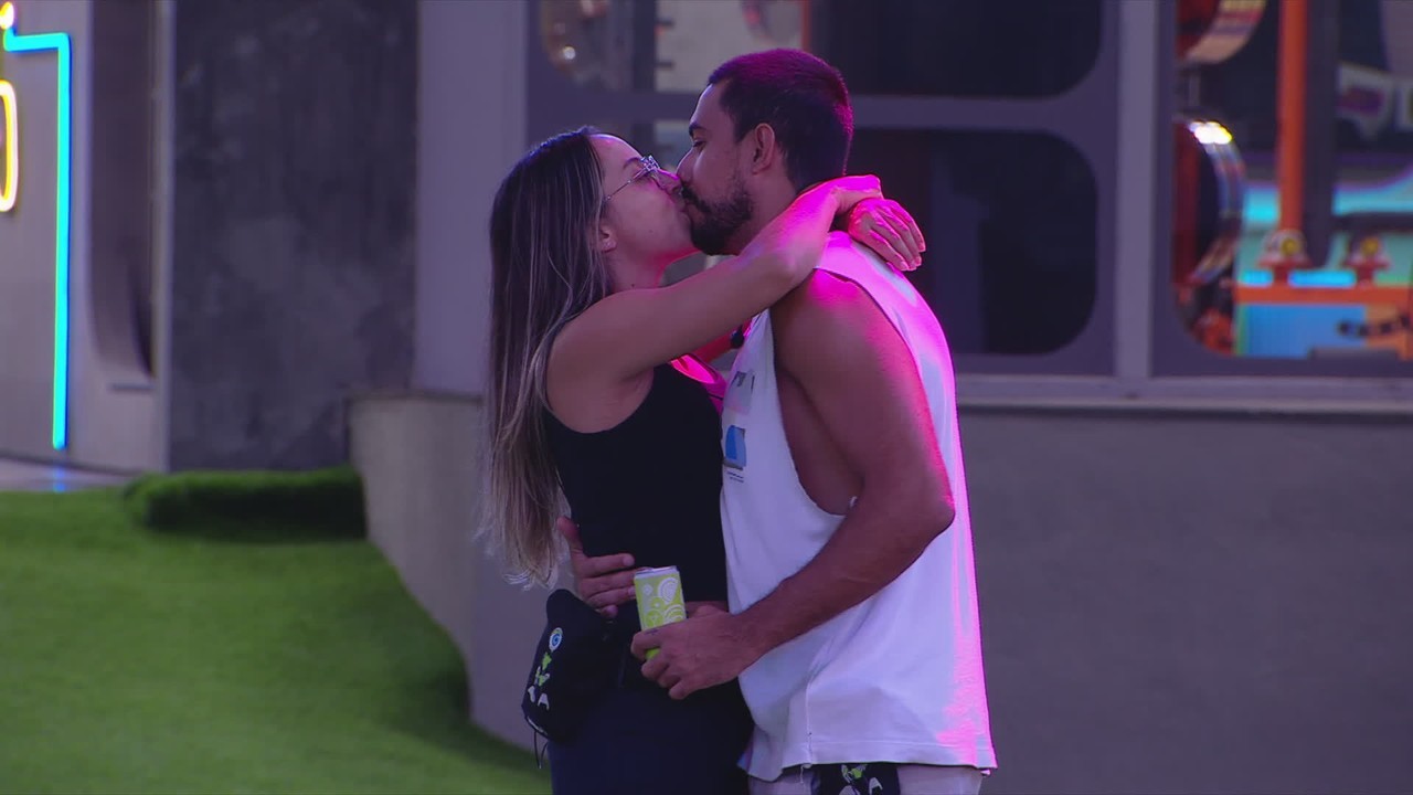Maike e Renata trocam beijos e brother se declara no BBB 25: 'Gosto muito de tu'