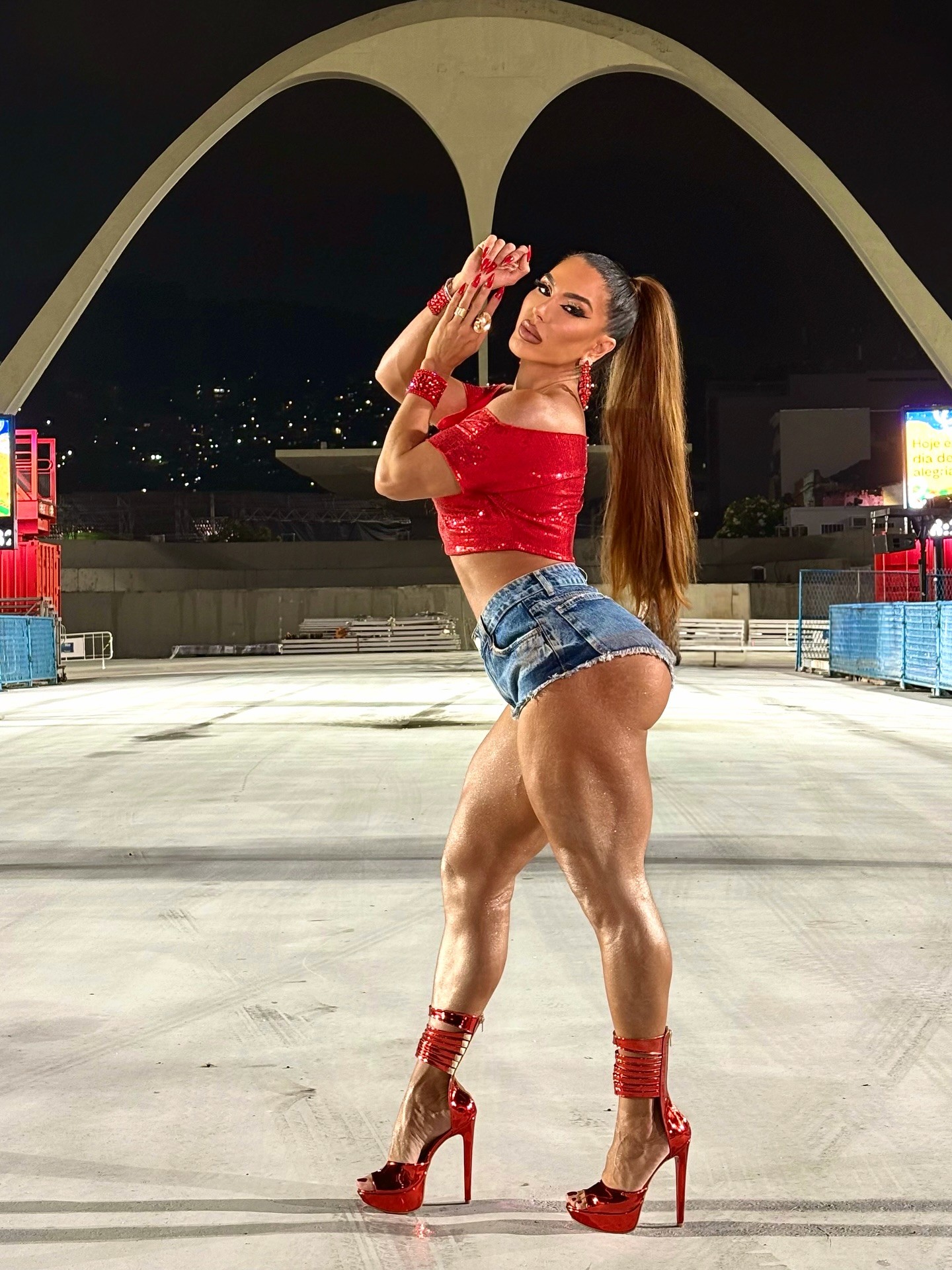 Andrea de Andrade, a musa das supercoxas, arrasa em ensaio da Porto da Pedra no Sambódromo