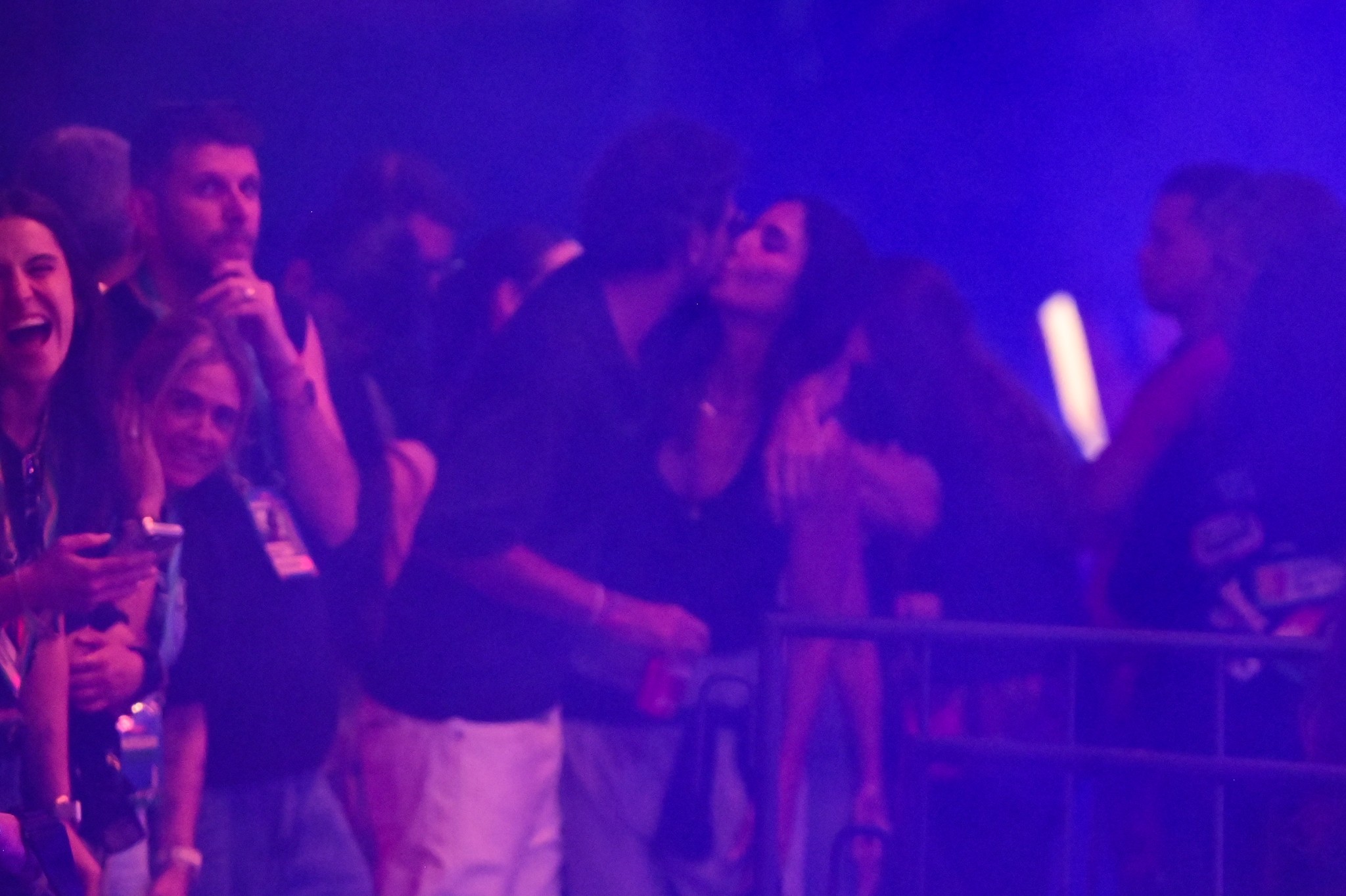 Ivete Sangalo é flagrada aos beijos com Tiago Maia em show do Belo