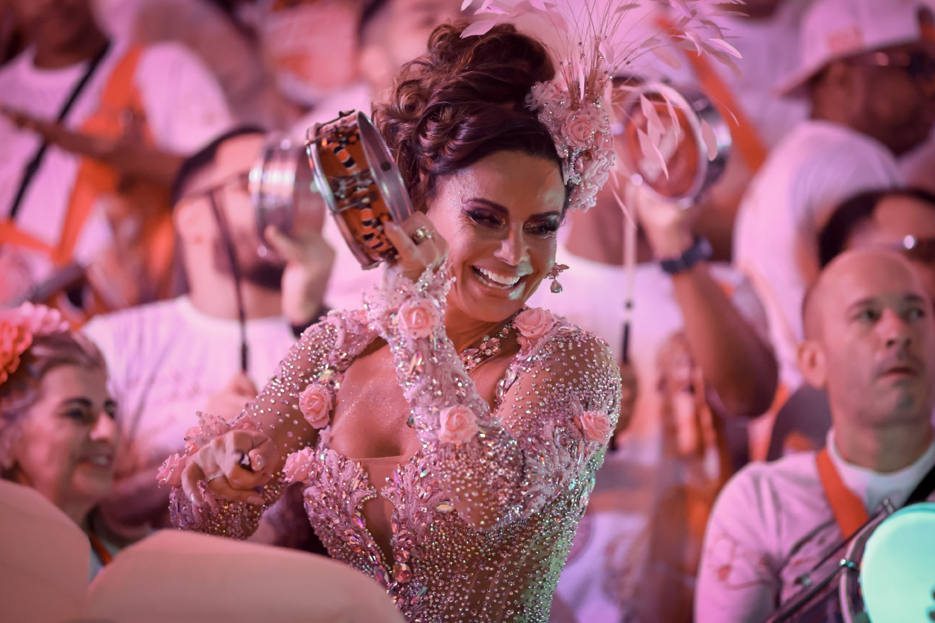 Viviane Araújo aposta em look brilhoso, dá show e cai no samba com a Furiosa do Salgueiro