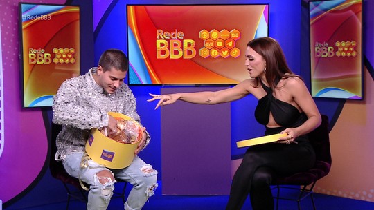 No Bate-Papo BBB, Arthur Aguiar ganha cesta de pães de Presente da #RedeBBB e Maíra Cardi brinca: 'Chega de comer porcaria' - Programa: Bate-Papo BBB 