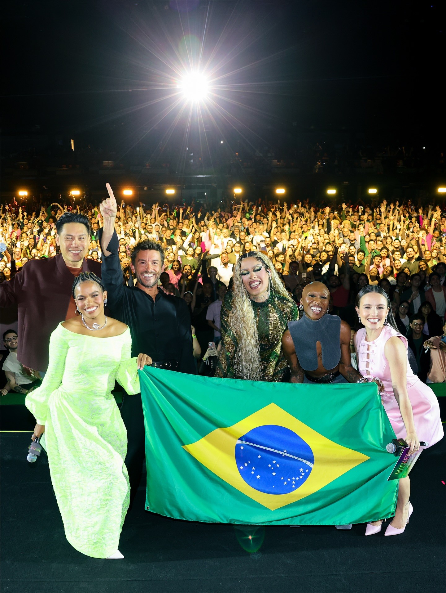 Cynthia Erivo, de Wicked, posa com a bandeira do Brasil e agradece em português: 'Que sonho'