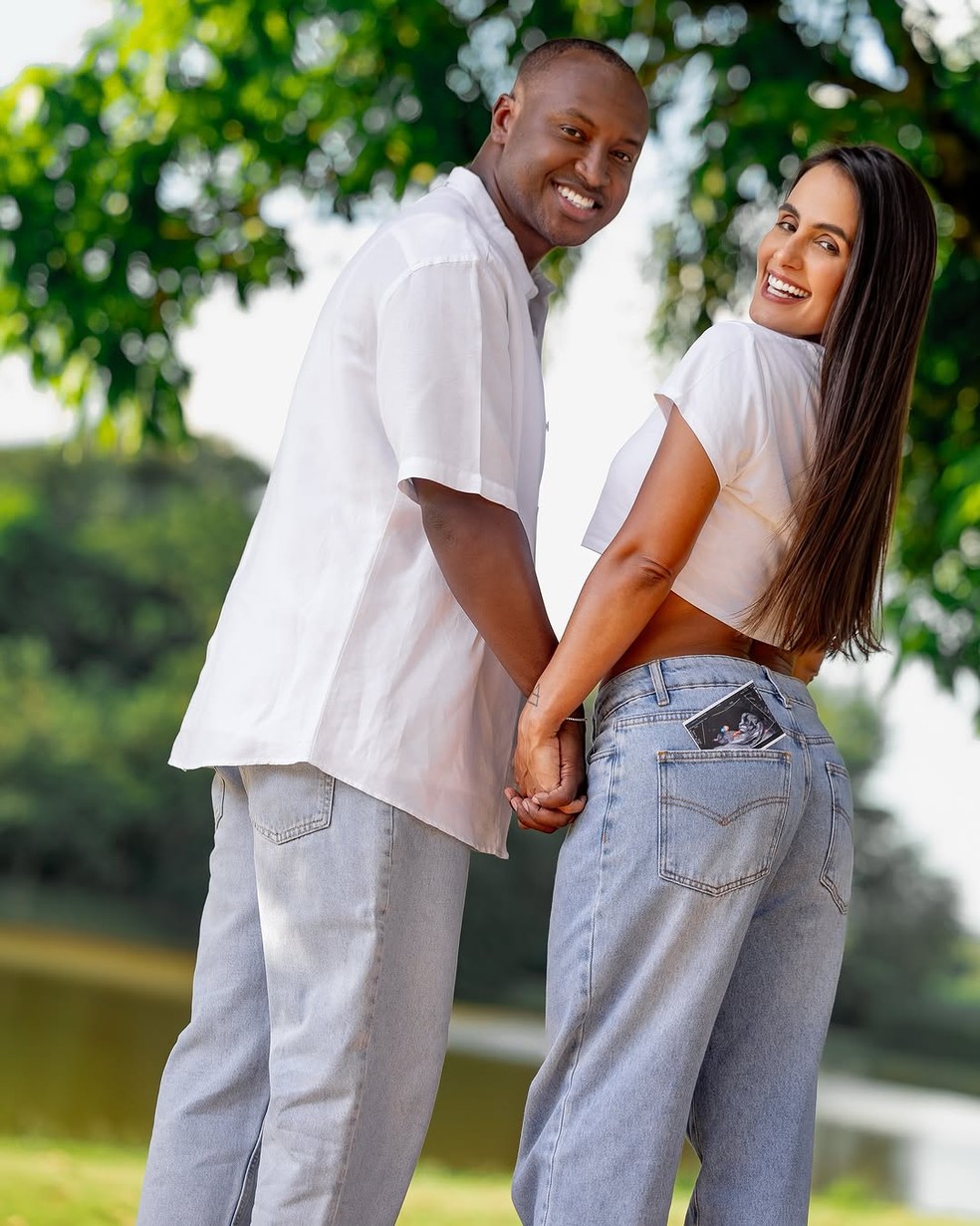 Thiaguinho e Carol Peixinho anunciam gravidez: 'Somos três' — Foto: Reprodução/Instagram