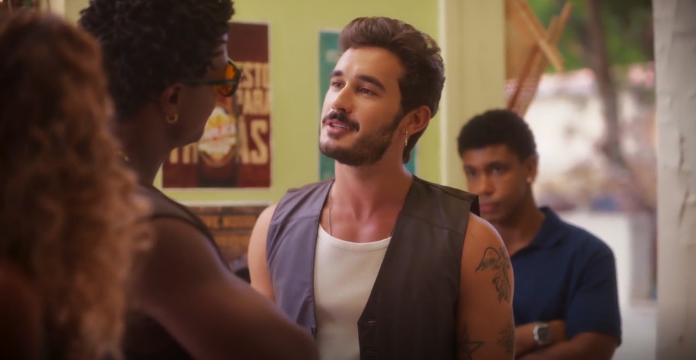 João Raul vê Agrado e Leandro juntos em Coração Acelerado — Foto: Globo