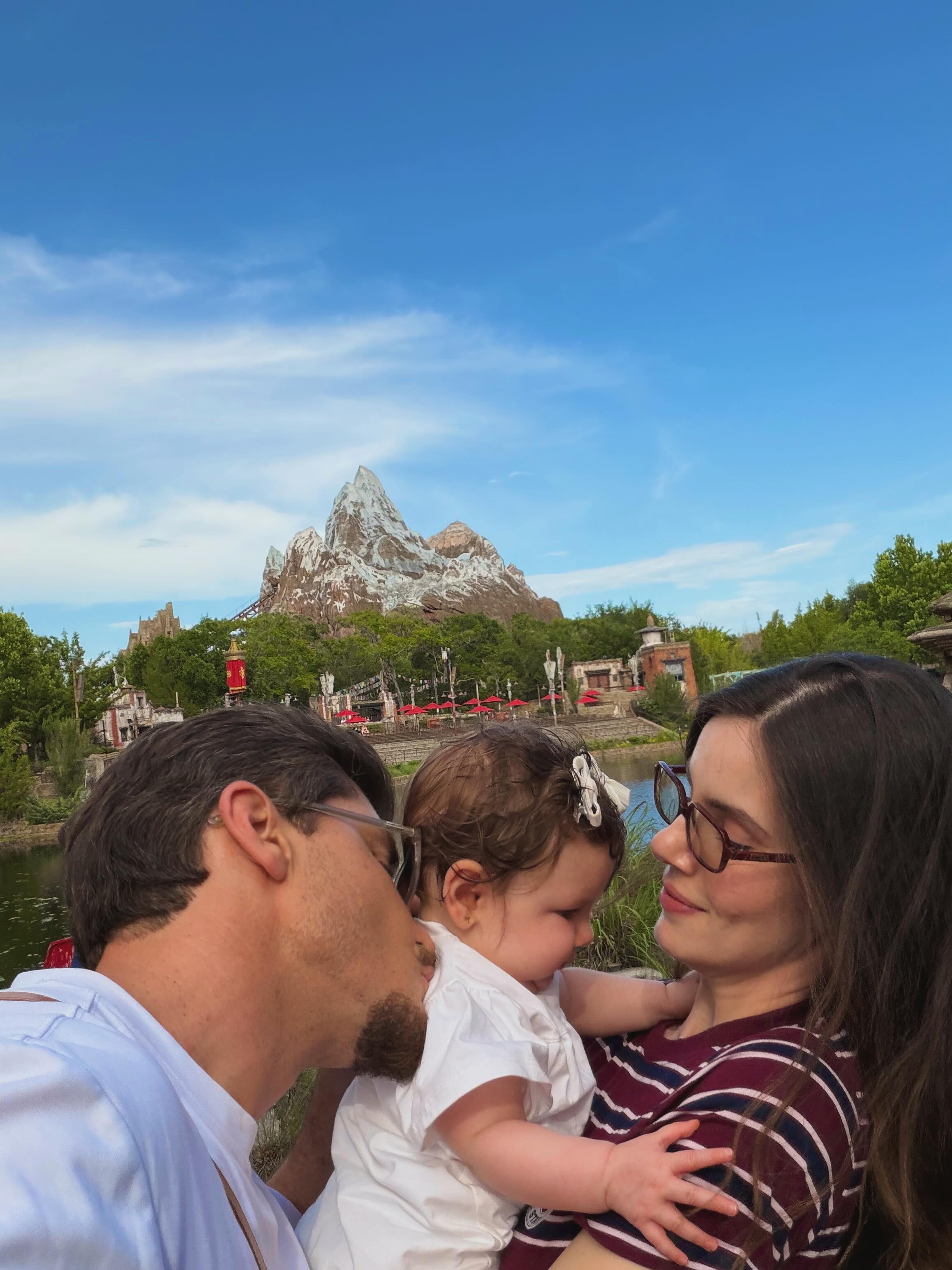 Camila Queiroz e Klebber Toledo aproveitam passeio em parque de Orlando com a filha