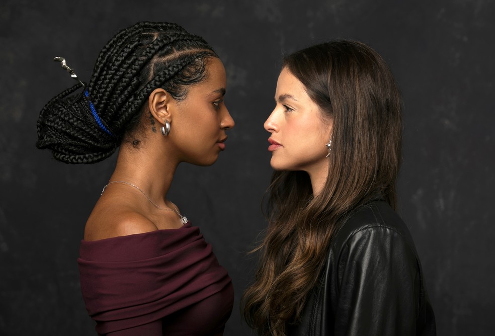 Gabz e Agatha Moreira como Viola e Luma em Mania de Voc  Foto: Globo / Manoella Mello