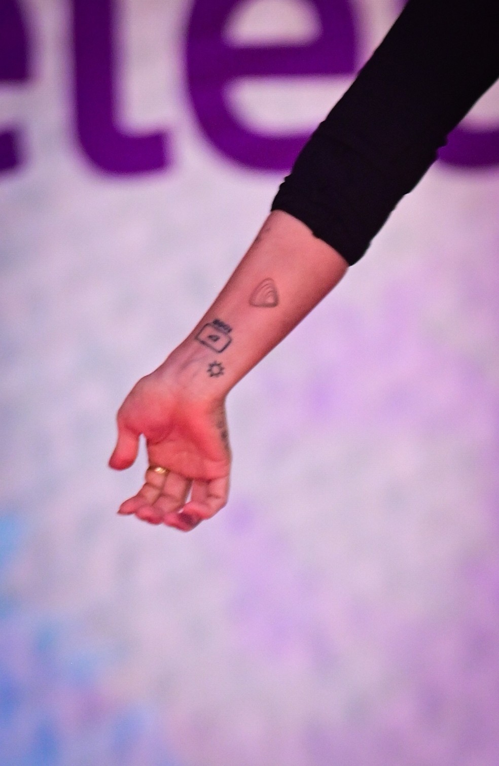 Virginia faz tatuagem em homenagem ao Teleton — Foto: Leo Franco/ Agnews