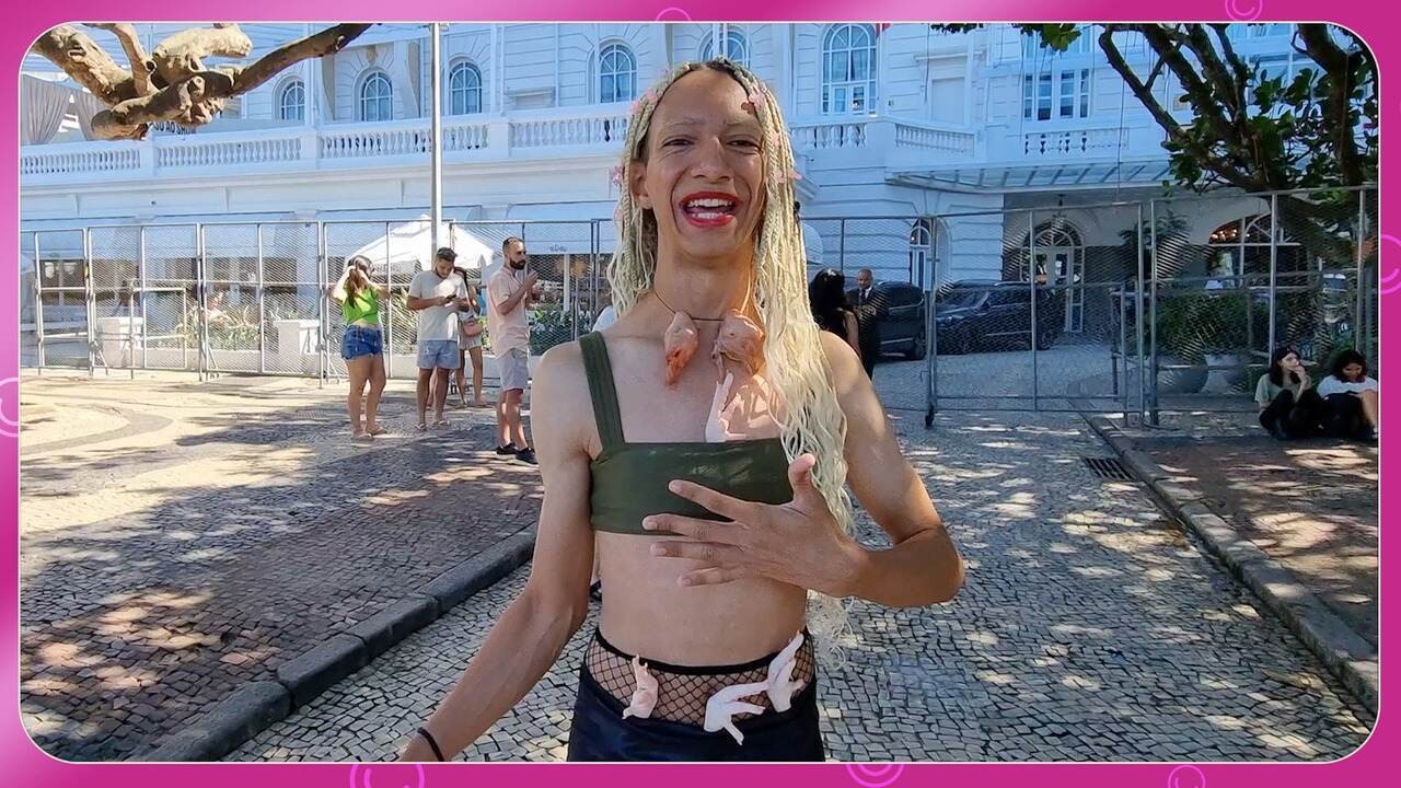 Versão econômica de look de carne de Lady Gaga é recriado por influenciador com pé de galinha