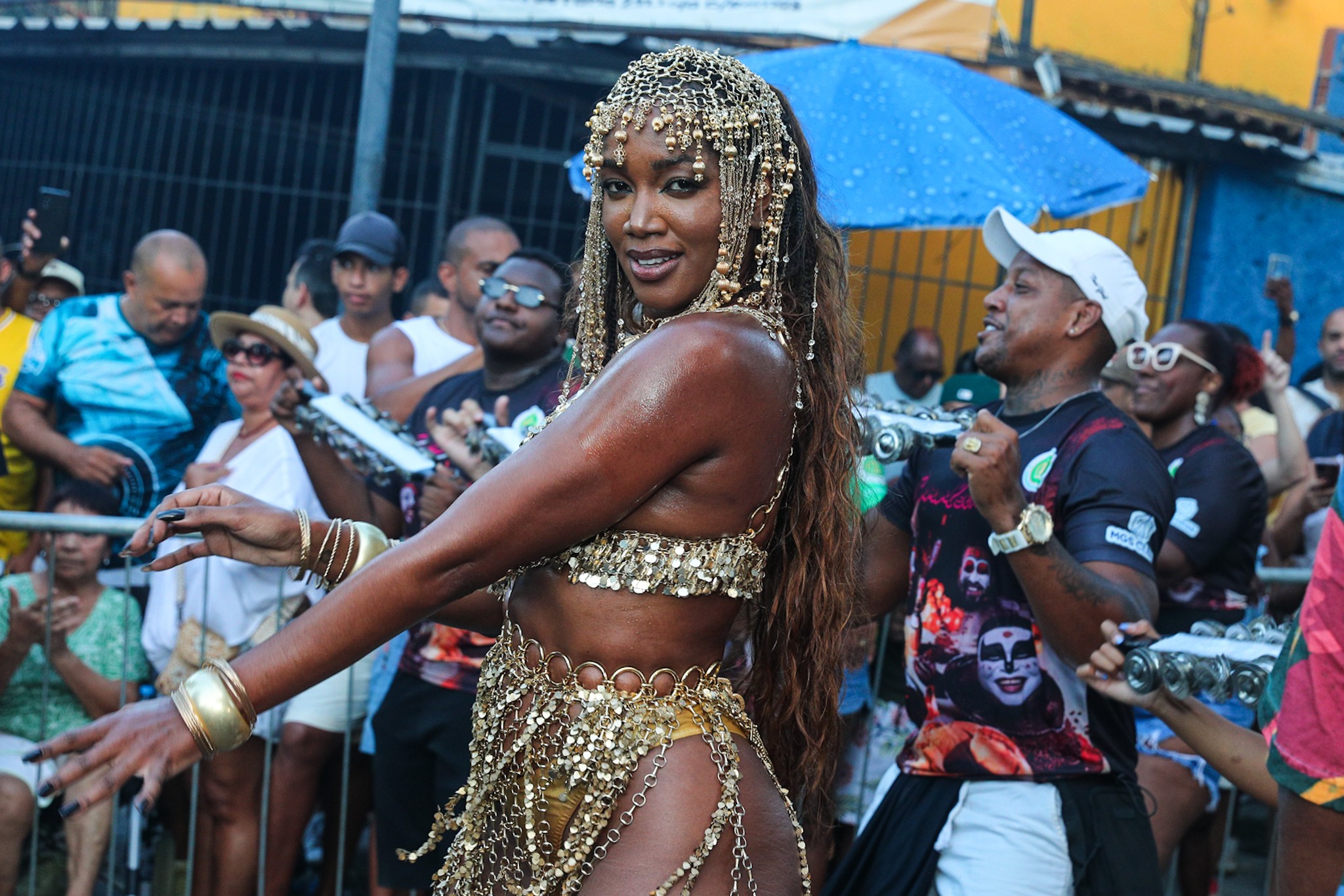 IZA marca presença em ensaio de rua da Imperatriz Leopoldinense