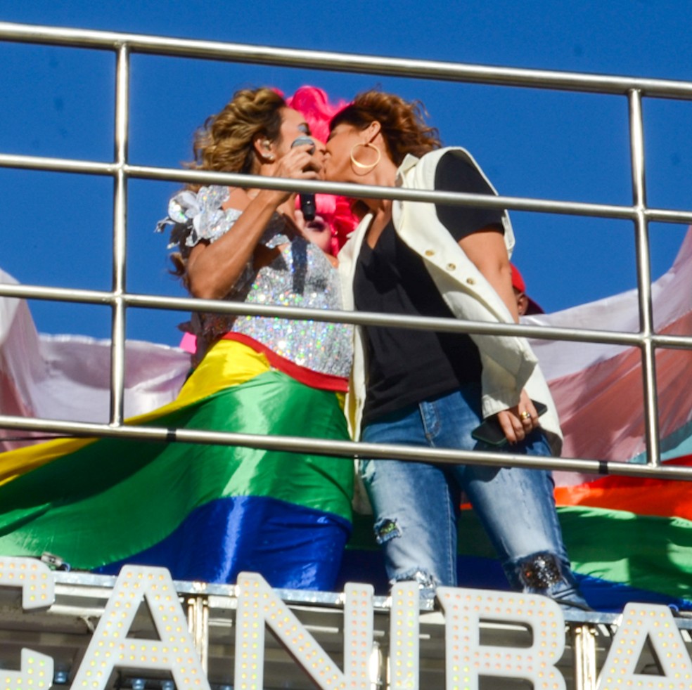 Daniela Mercury e a esposa, Malu Verçosa, se beijam na Parada do Orgulho, em São Paulo — Foto: Araujo / Agnews 