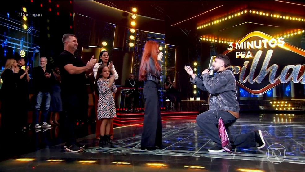 No palco do Domingão, participante de 'Três Minutos para Brilhar' pede namorada em casamento — Foto: Reprodução/TV Globo