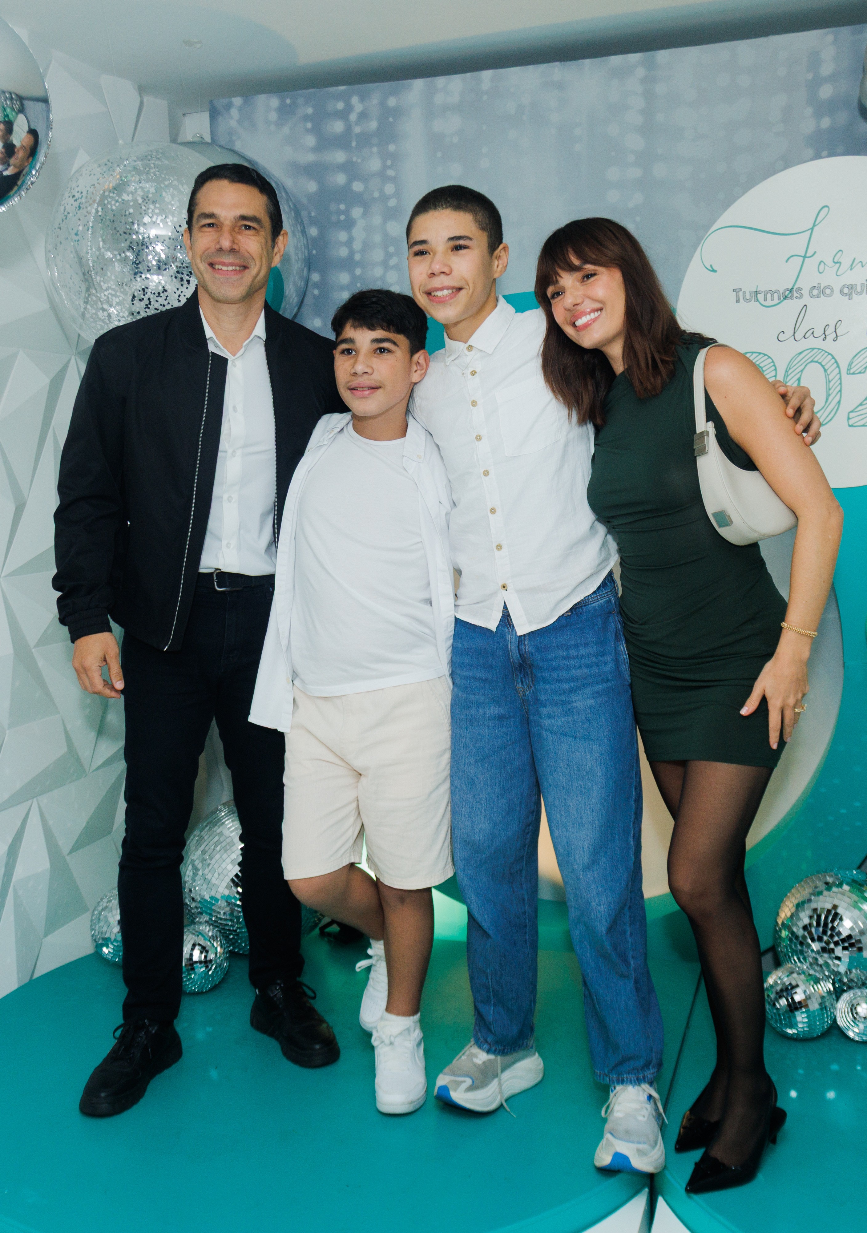 Wanessa Camargo e Marcos Buaiz comparecem em formatura de inglês dos filhos; Isis Valverde posa com enteados