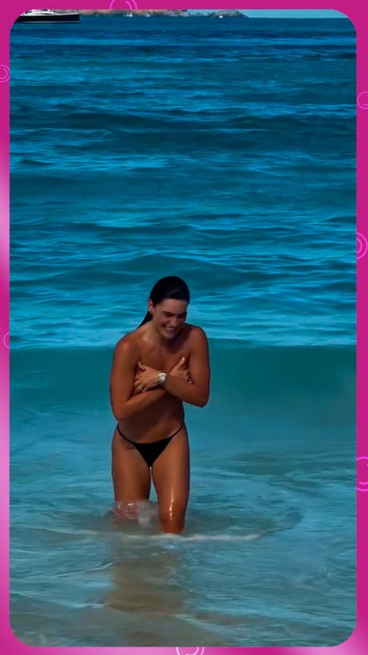 Mariana Goldfarb faz topless para mergulho no mar: 'É tão bom gostar de ser quem a gente é'