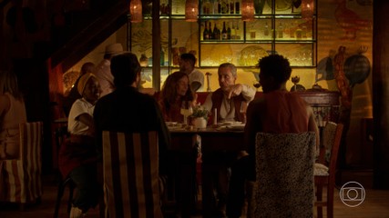 No jantar, seu Tico Leonel comenta com a família sobre a chegada dos filhos adotivos