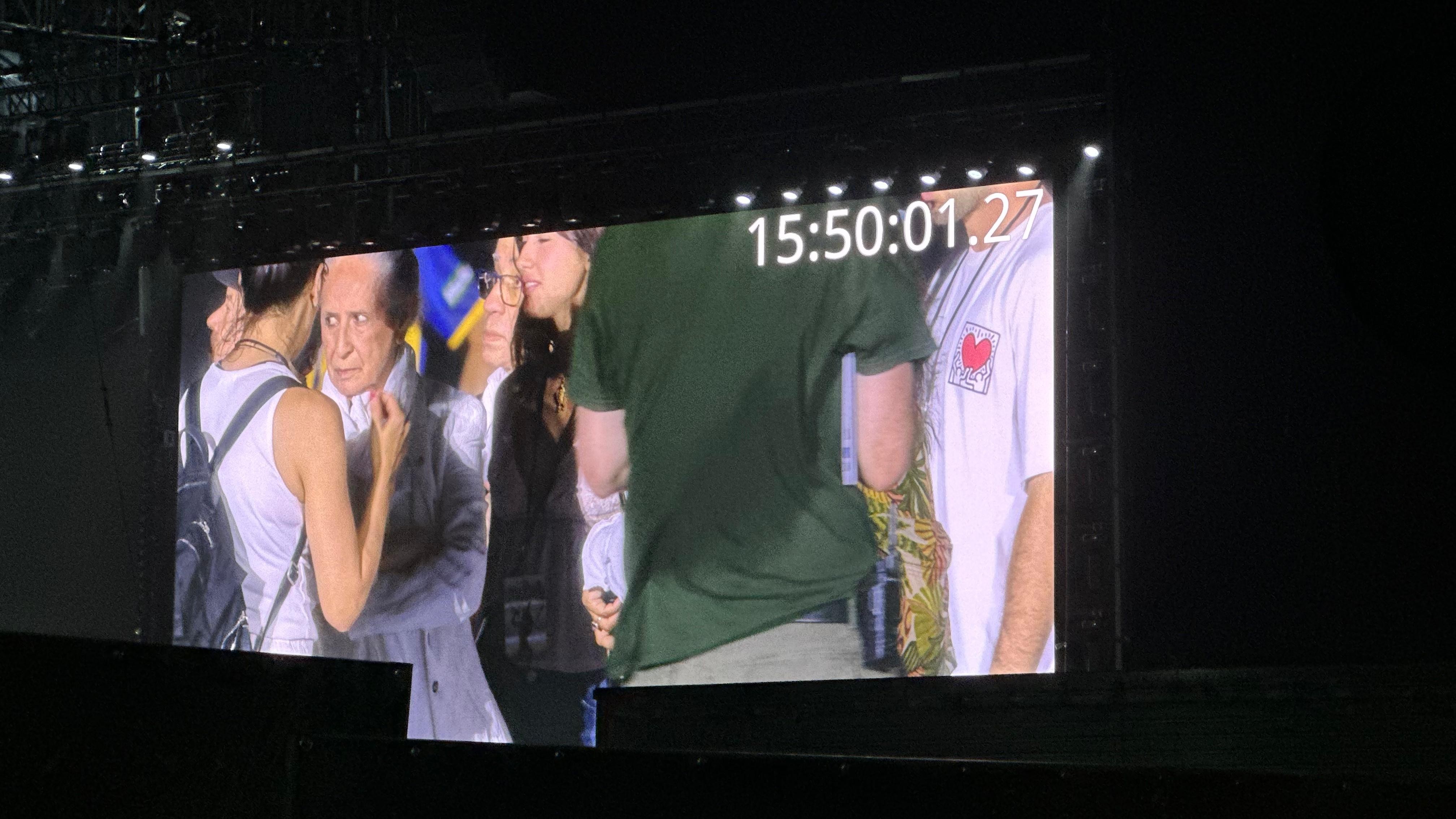 Maria Bethânia é clicada no palco, durante o ensaio de Shakira, no Rio
