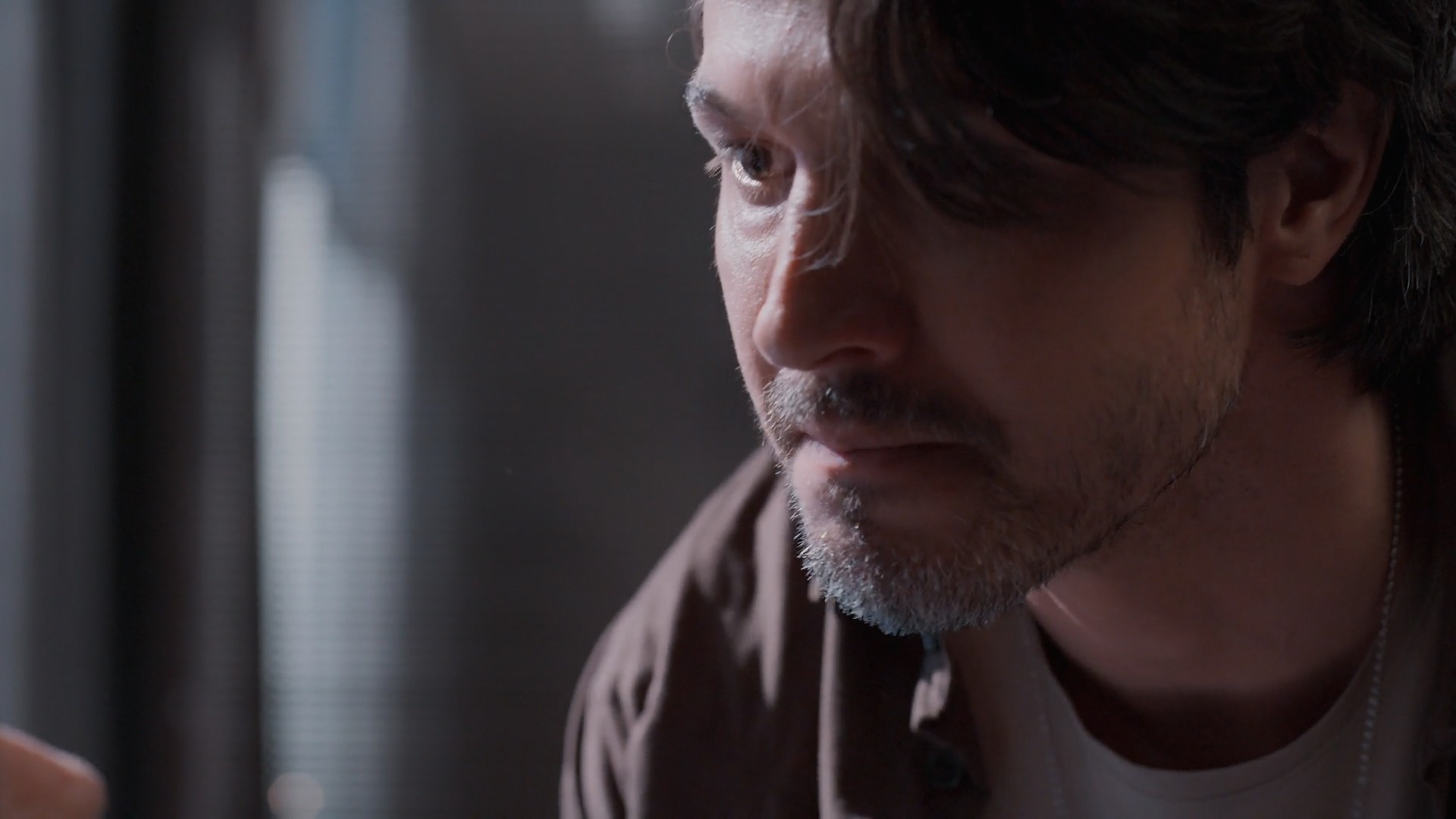 Três Graças: Paulinho é provocado sobre o pai e parte para cima de Ferette