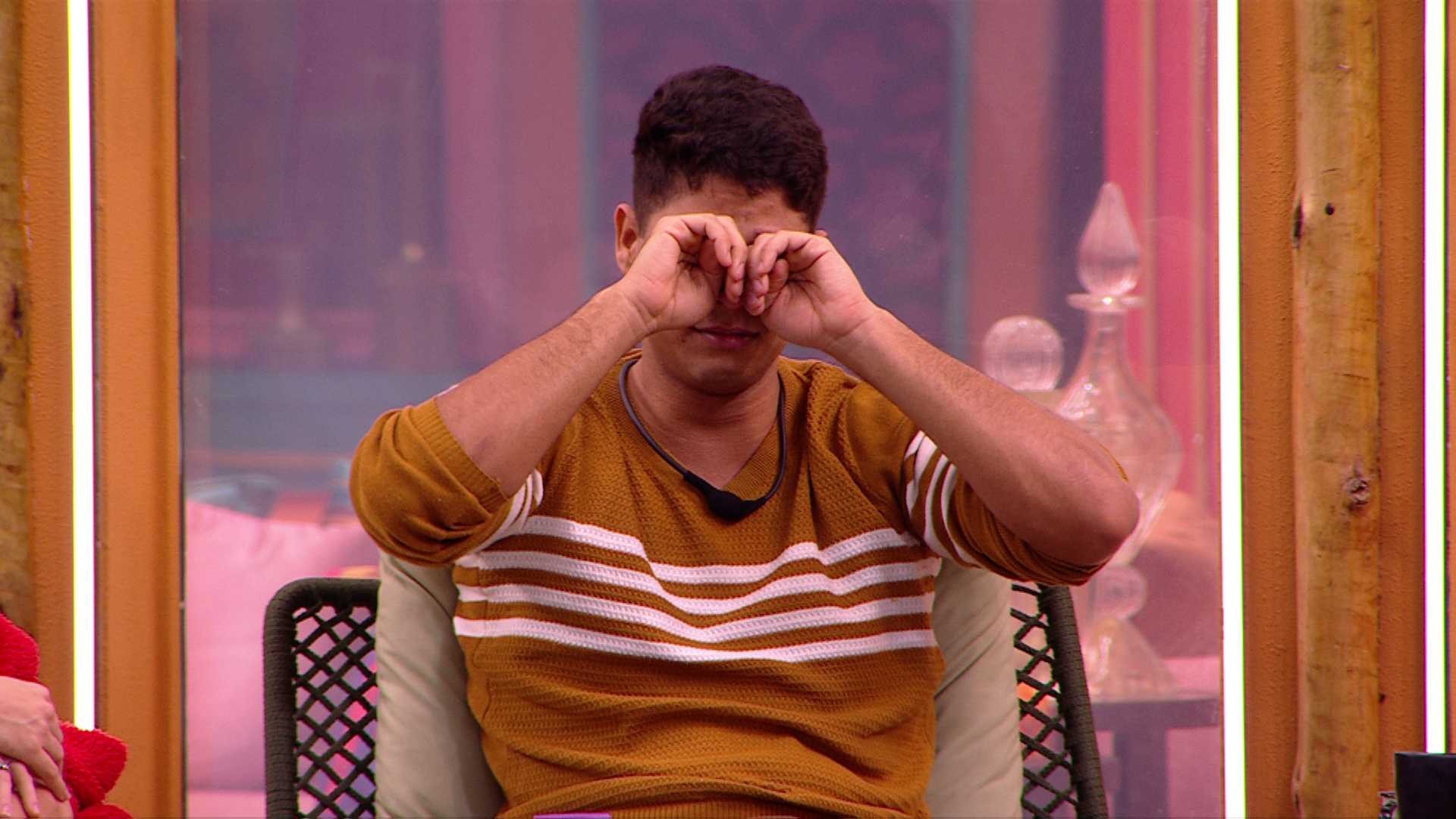 Aniversariante do dia, Guilherme chora ao lembrar da esposa: 'Estou com ela o tempo todo'