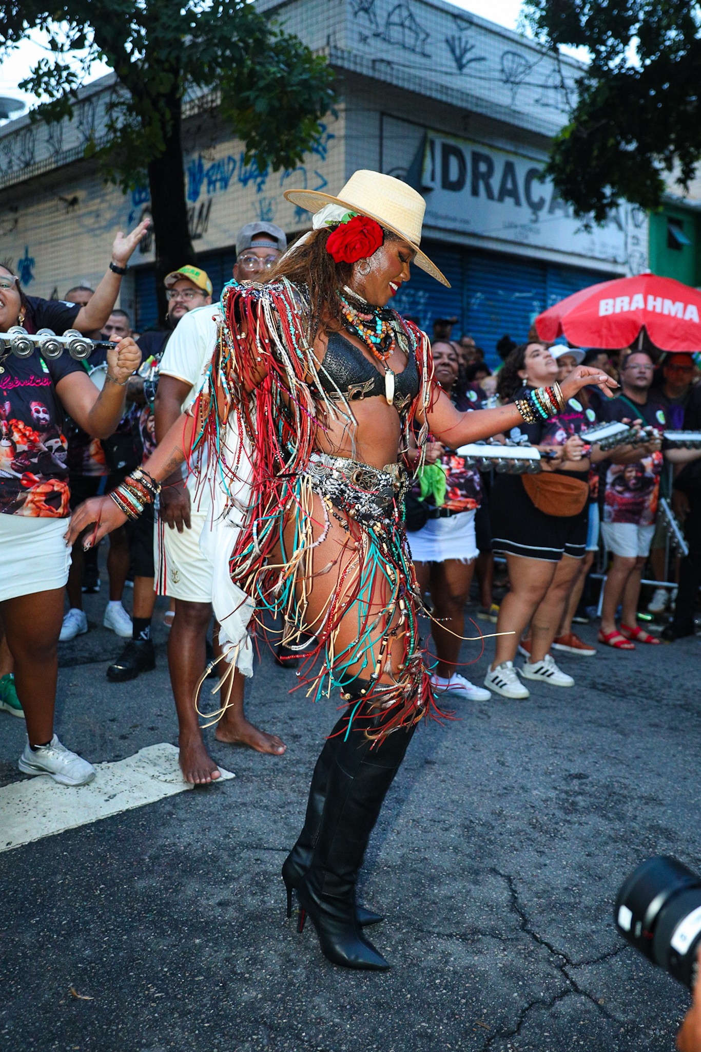IZA vai ao último ensaio de rua da Imperatriz Leopoldinense com look inspirado em Ney Matogrosso