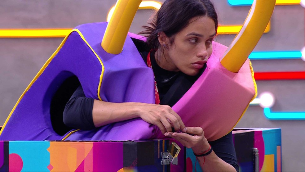 Eva segue tentando abrir cadeado após 7 horas no Castigo do Monstro do BBB  25