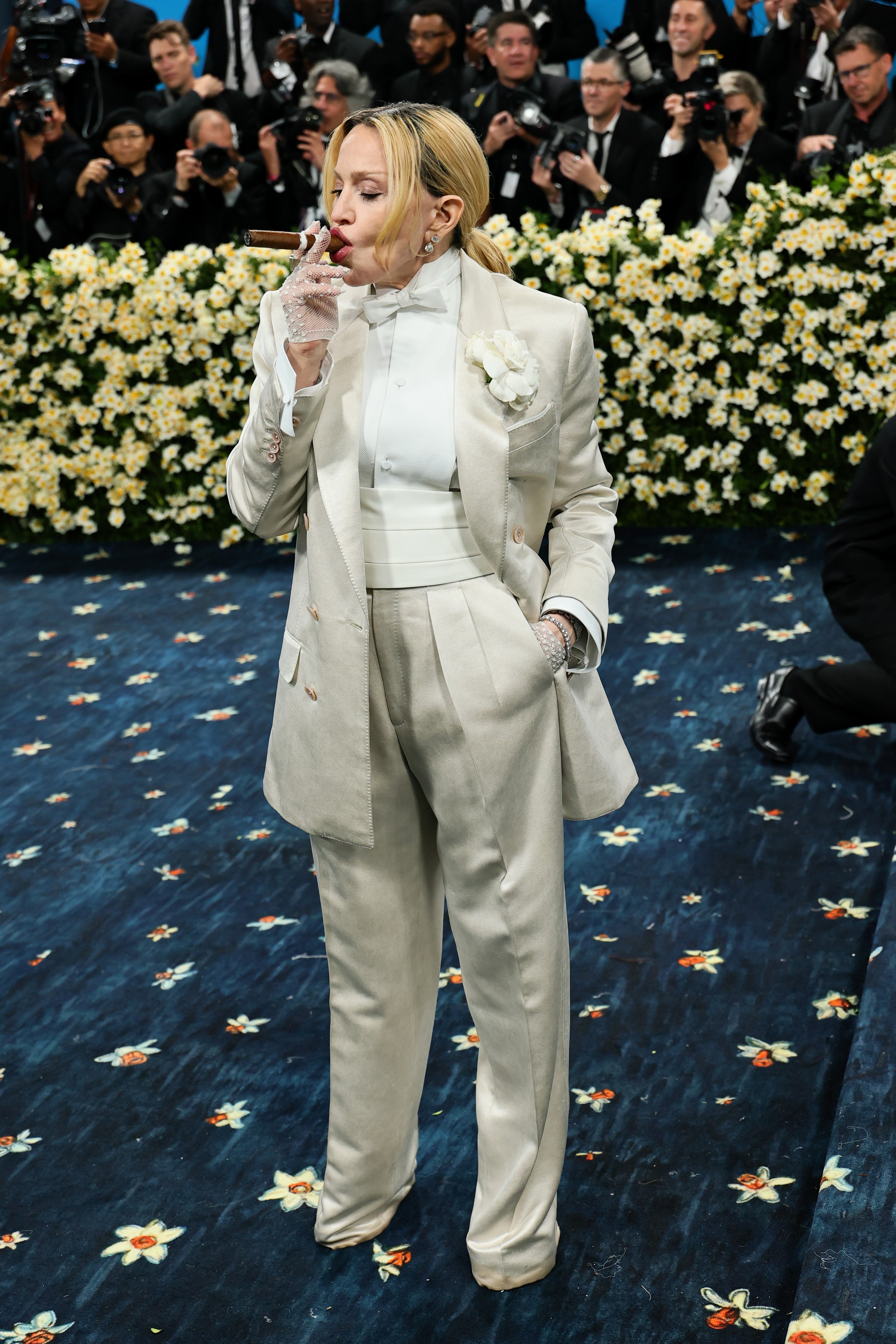 Madonna chega de terninho e fumando um charuto no Met Gala 2025